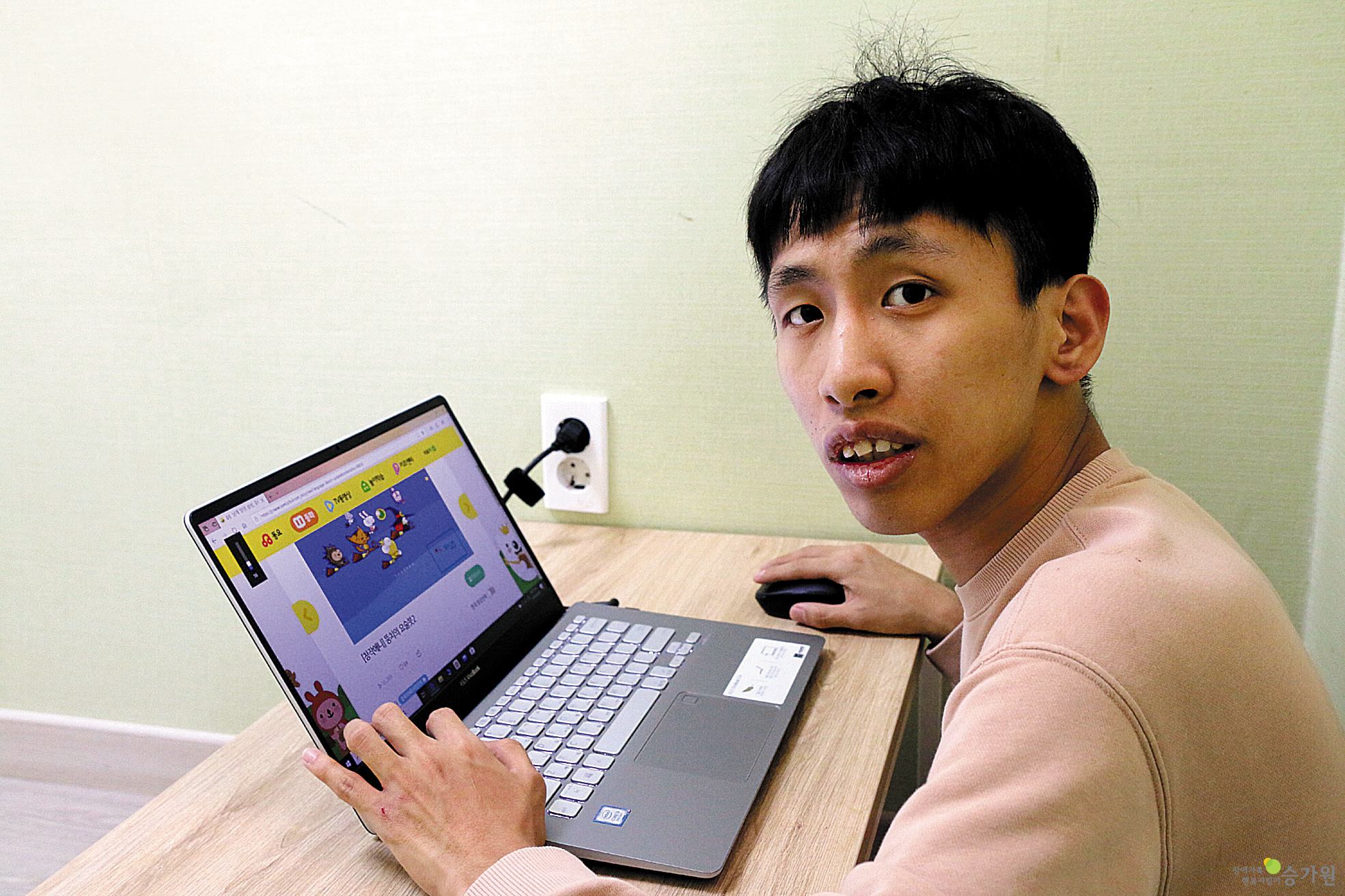 장애가족 행복지킴이 승가원 ci 삽입 /노트북을 하고 있는 김환준 장애가족