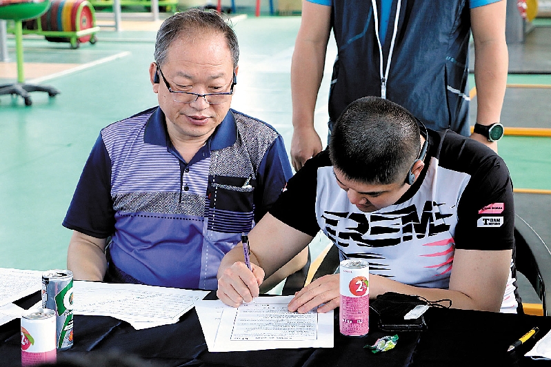KT  DS와 전문운동선수로서 계약서에 서명하는 장애가족과 코치