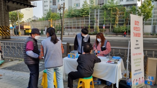 사회복지사들이 성북구 지역주민을 만나는 지역자원캠페인을 하고 있다.