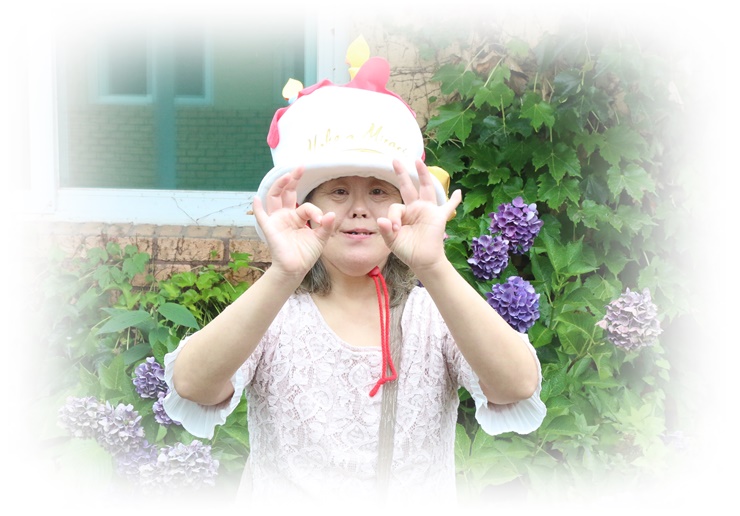 생일축하 모자를 쓰고 손가락으로 동그라미 포즈를 취하고 있는 김영미 장애가족