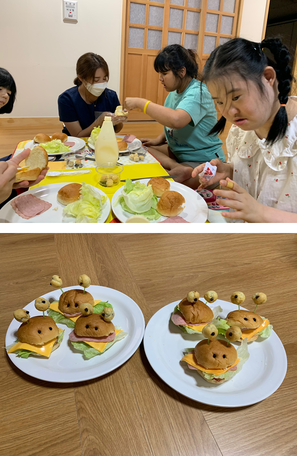 장애아동들이 모닝빵으로 개구리 모양의 샌드위치를 만들고 있다/ 마지막에는 개구리 모양 샌드위치만 찍은 사진이 있다.