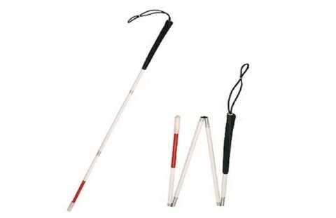 왼쪽에 조립된 흰지팡이와 오른쪽에 조립전 분리되어 있는 흰지팡이 사진