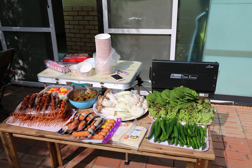 바비큐파티에 필요한 꼬치, 버섯, 소시지, 각종 야채들이 탁자위에 준비되어있는 사진