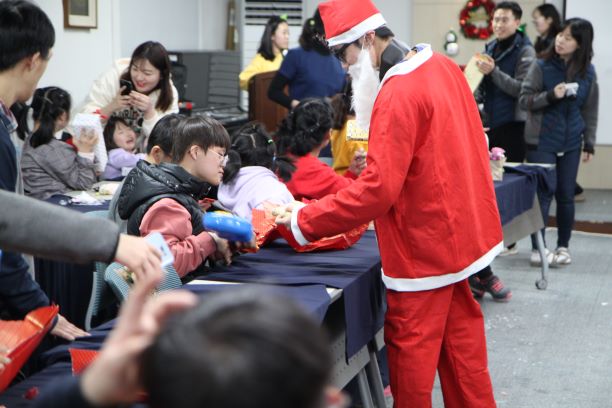산타가 장애아동에게 선물을 주는 모습