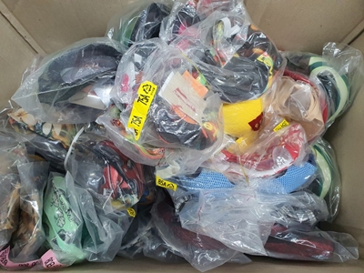 장순철 후원가족님의 후원물품(속옷 1박스) 박스 상자 속 비닐에 포장된 다양한 속옷들이 쌓여있는 모습