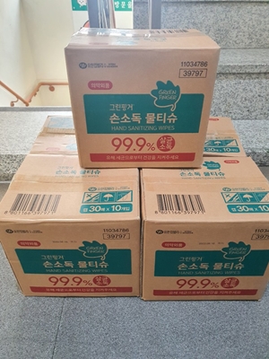 권채미 후원가족님의 후원물품(물티슈 5박스) 후원받은 손소독 물티슈 박스가 쌓여있는모습