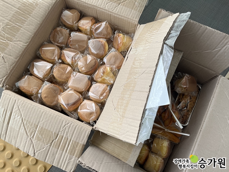 권예심 후원가족님의 후원물품(빵 2박스), 장애가족행복지킴이 승가원ci 삽입