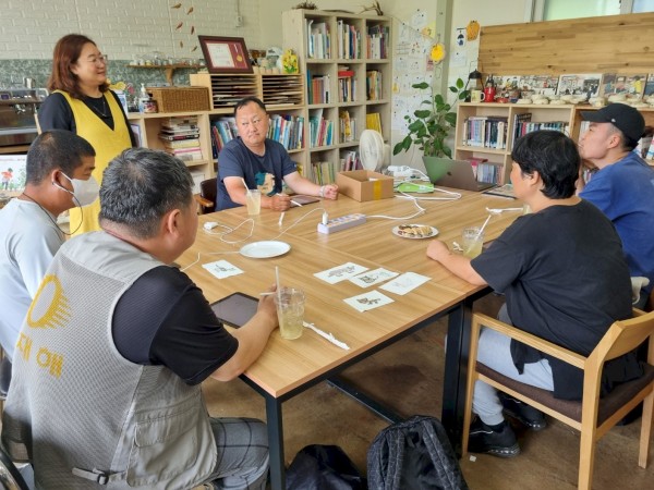 굿즈 제작 활동에 참여하는 5명의 장애가족들. 이천에 있는 작은 도서관 with에서 강사의 안내를 듣고 있다. 아이패드에 그림을 그리기 위해 준비하는 모습.