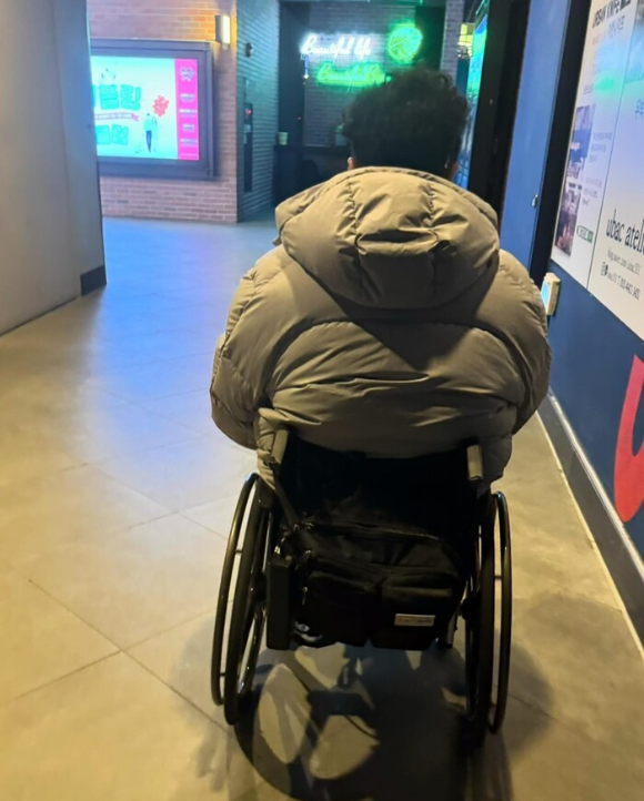 출처: 김송 인스타그램./ 휠체어를 탄 남성이 영화관에서 되돌아가고있는 뒷모습의 사진. 