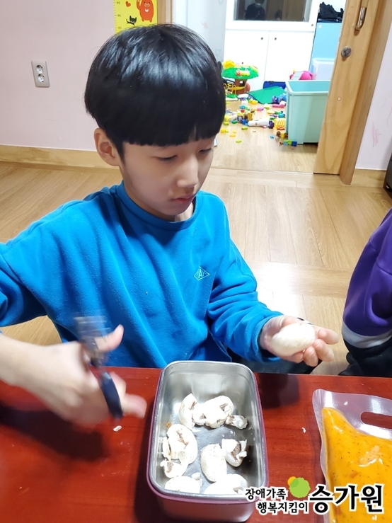 김동재 장애아동이 요리활동을 하고 있는 모습