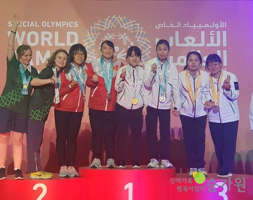 금메달을 딴 문지연선수 양 옆으로 2,3위 한 7명의 선수들이 함께 서있다
