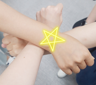 세명이 팔을 모으고 있고, 그 위에는 별이 그려져 있다.