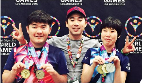 LA스페셜올림픽 배드민턴 금, 은메달 수상자 단체사진