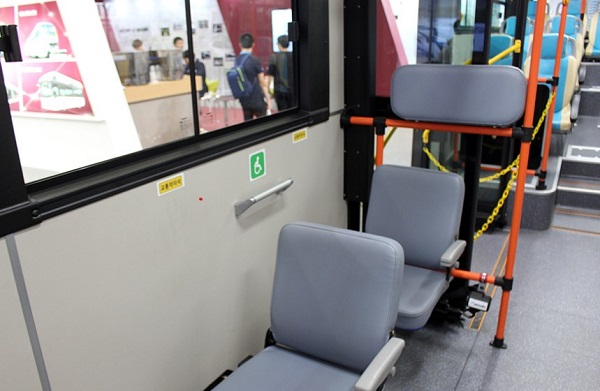 버스 안에 장애인 좌석을 찍은 사진