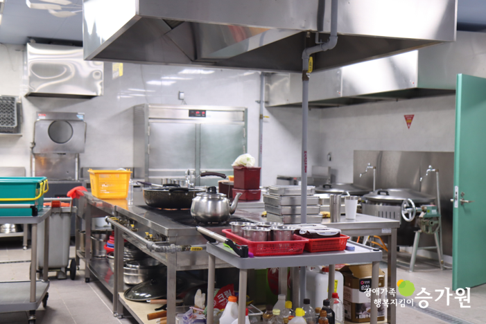 장애아동 50여 명의 식사가 만들어지는 승가원행복마을 조리실 내부의 모습. 다양한 요리 도구들이 배치되어 있다.