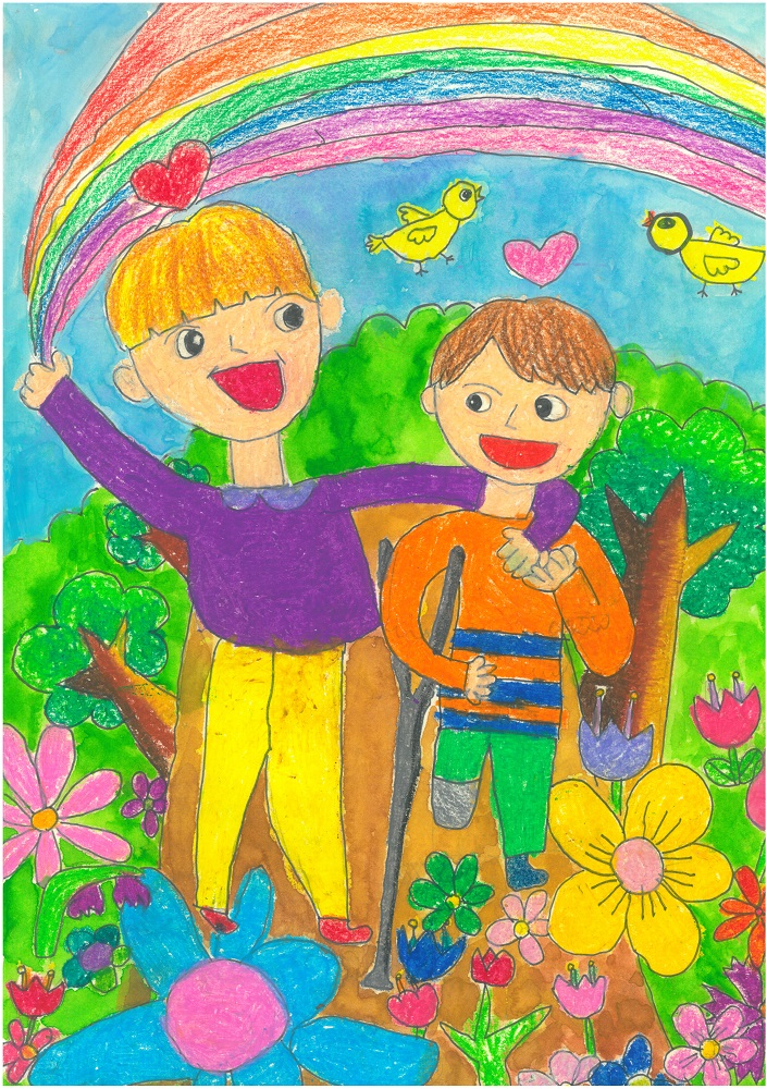무지개가 뜬 좋은 날씨에 나무가 가득한 숲 속을 친구 두 명이 걷고 있다. 오른쪽에 있는 남자아이는 오른쪽 팔에 발목을 걸고 있다. 왼쪽에 있는 남자아이는 옆에 있는 친구의 어깨를 팔로 감싸고 웃고 있다. 사이좋게 꽃이 펴있는 길을 걸어가고 있다.